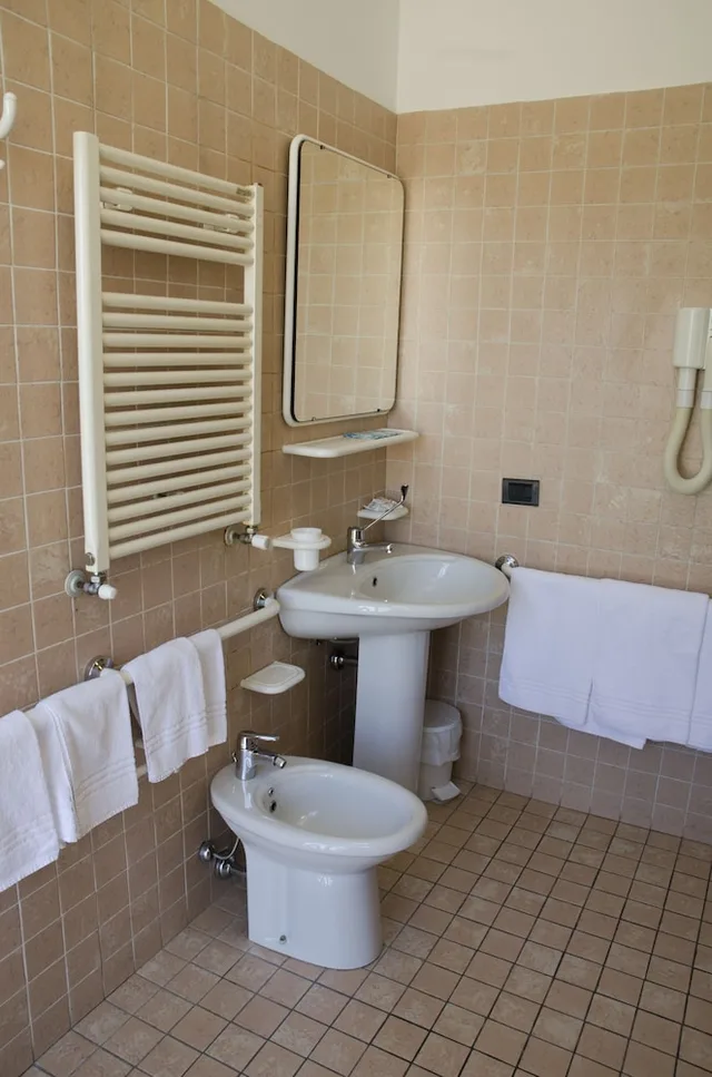 غرفة ثلاثية بسرير مزدوج وسرير فردي، Albergo Bar Cenni 4/5