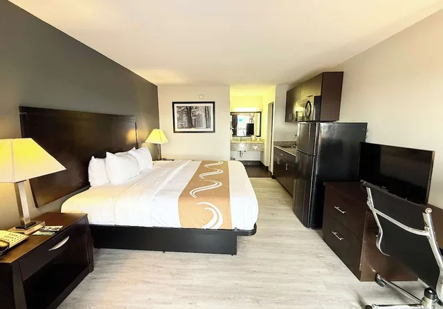 غرفة تنفيذية بسرير كينج، Quality Inn and Suites Baton Rouge West Port Allen 5/8