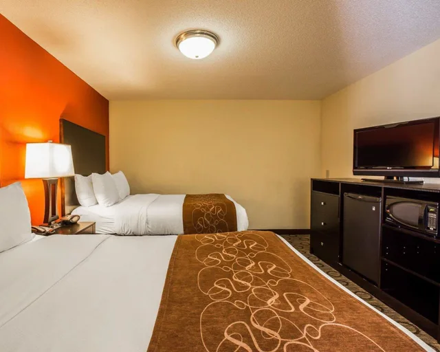 جناح بسريرين مزدوجين مع أريكة، Comfort Suites At WestGate Mall 1/6