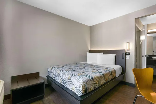 غرفة بسرير كوين للمدخنين، Motel6 Merced, CA - North 9/10