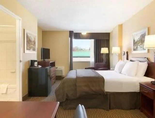 Standard, Queen Bed, Accessible, Days Inn by Wyndham Calgary South 1/4