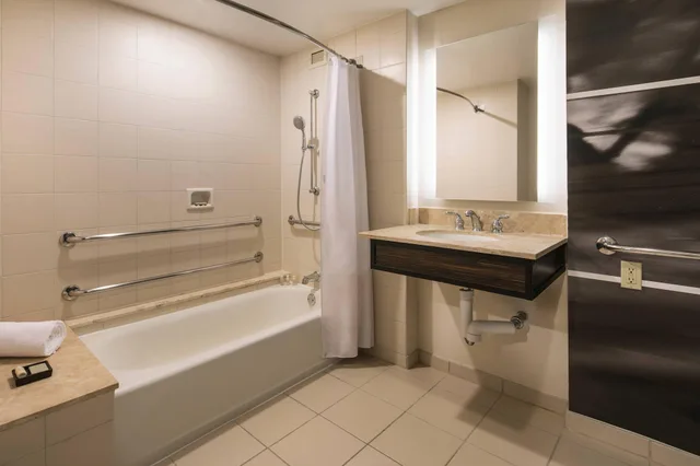 غرفة كلوب بسرير كينج بإطلالة على الحديقة، Renaissance Atlanta Waverly Hotel And Convention Center 6/6