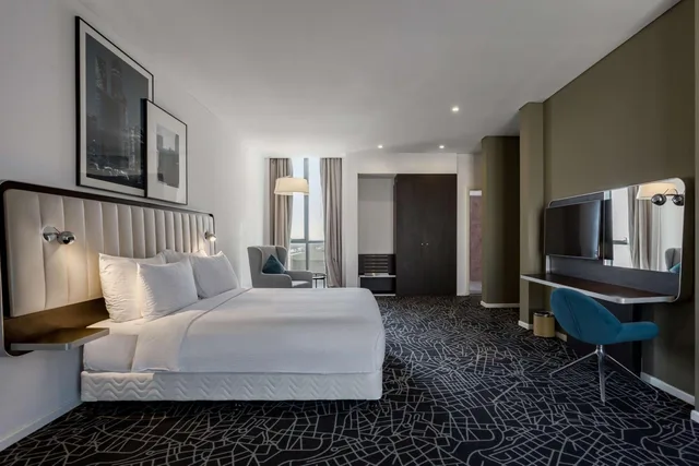 جناح بسرير كينج بغرفة نوم واحدة مع أريكة، فندق وشقق راديسون الدمام المدينة الصناعية(Radisson Hotel & Apartments Dammam Industry City) 1/7