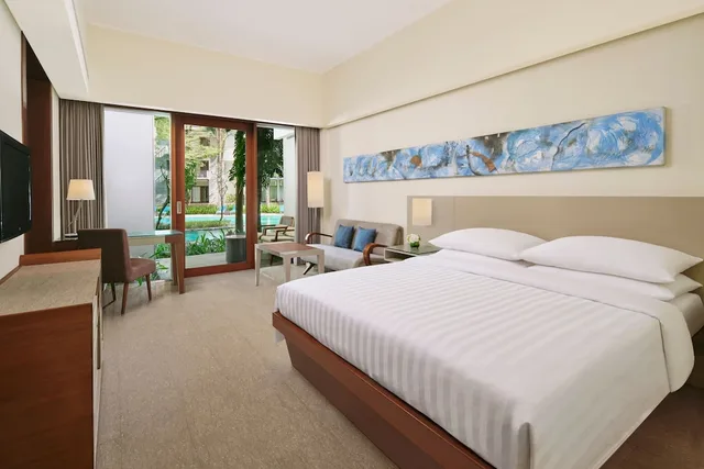 غرفة ديلوكس بسرير كينج بإطلالة على الحديقة بشرفة، Courtyard By Marriott Bali Nusa Dua Resort 3/10