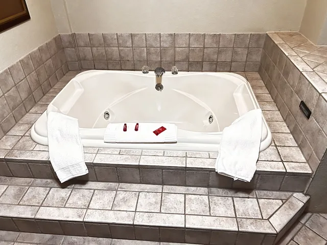 Executive, Suite, King Bed, Jetted Tub, Apple Tree Inn and Suites 5/10