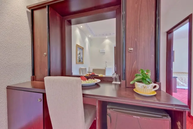 جناح بسرير كينج بإطلالة على البحر مع أريكة، Mendi Beach Hotel 6/6
