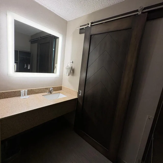 غرفة ديلوكس بسرير كوين، Bismarck Hotel and Conference Center 5/5