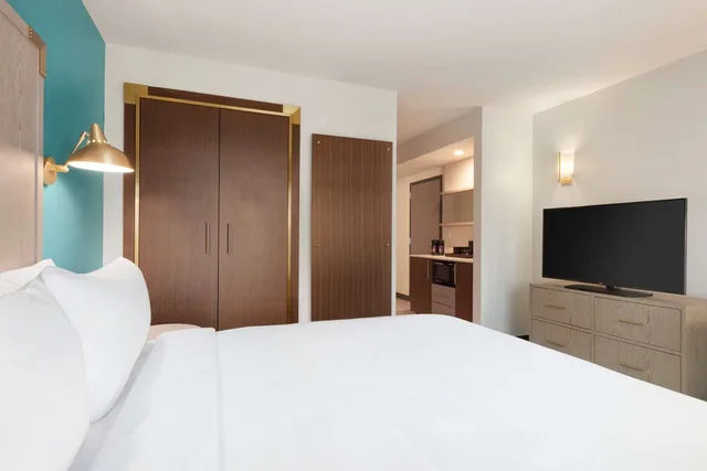 جناح بريميوم بسرير كينج بإطلالة على المسبح بغرفتين، Embassy Suites By Hilton Boulder 1/4