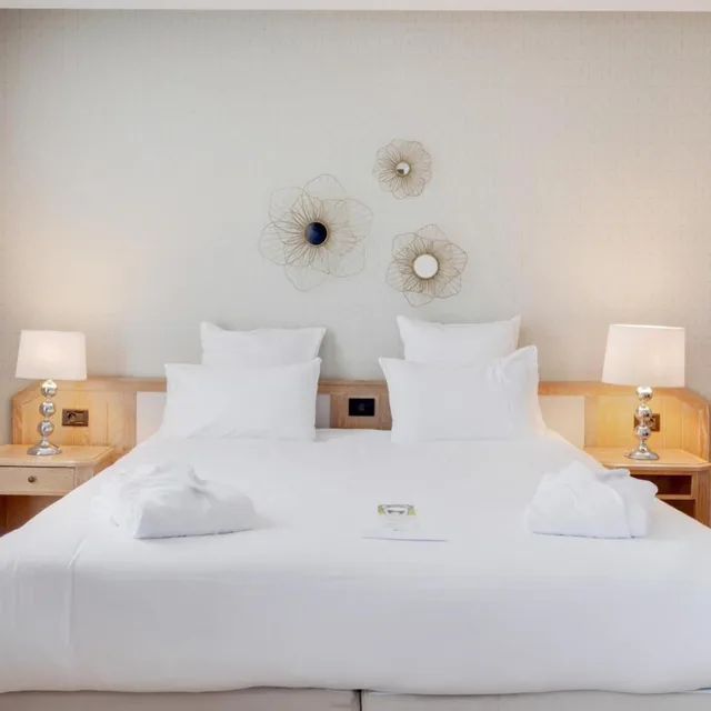 Room, Queen Bed, Street View، Best Western Plus Le Picardy Hotel & Spa 7/10