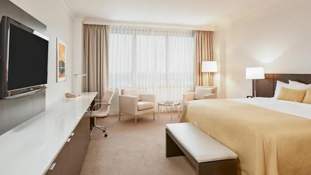 غرفة كلاسيكية بسرير كينج مع دخول صالة النادي، InterContinental Cleveland 1/2