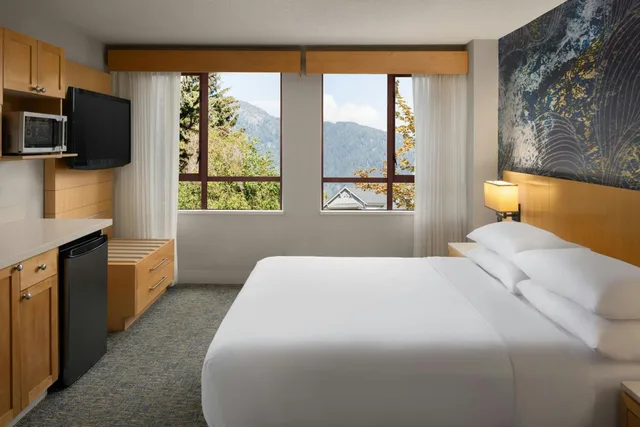 جناح بشرفة بغرفتي نوم مع أريكة بمطبخ، Delta Whistler Village Suites 1/10