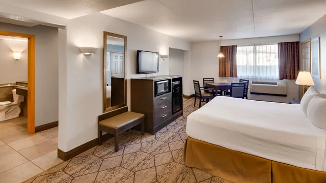 جناح بسرير كينج بجاكوزي، Best Western Plus Longbranch Hotel and Convention Center 3/7