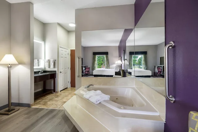 استوديو بسرير كينج، La Quinta Inn & Suites by Wyndham Louisville East 6/6