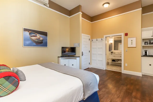 غرفة بسرير كينج، Inn at Diamond Cove 1/3