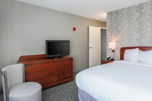 جناح بسرير كينج بشرفة بغرفة نوم واحدة مع أريكة، Courtyard by Marriott Roseville Galleria Mall/Creekside Ridge Drive 2/5