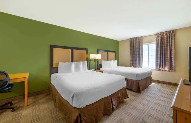 جناح بسريرين كوين بغرفة نوم واحدة مع أريكة، Extended Stay America Boca Raton - Commerce 1/6