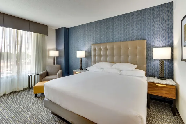غرفة ديلوكس بسرير كينج بشرفة لذوي الإعاقة، Drury Plaza Hotel Orlando - Disney Springs Area 1/6