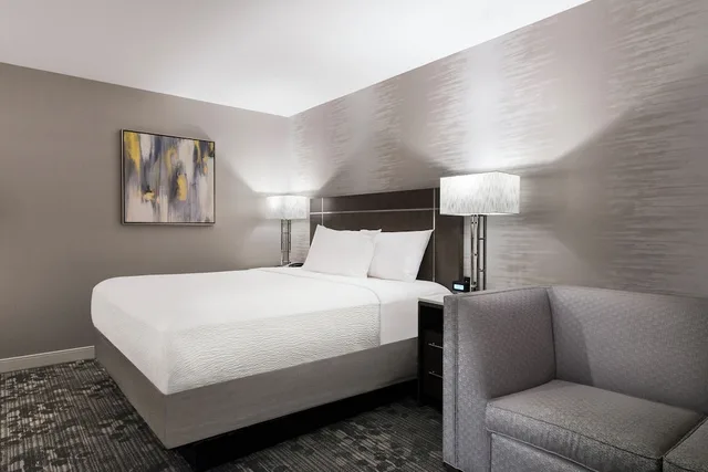 غرفة بسرير كينج مع أريكة لذوي الإعاقة، Courtyard Edgewater Nyc Area 5/10