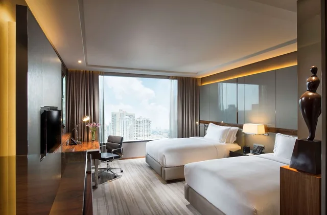 غرفة تنفيذية بسريرين منفصلين مع دخول صالة النادي، Hilton Sukhumvit Bangkok Hotel 6/10