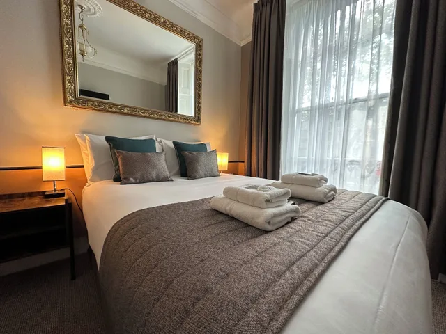 غرفة سوبيريور بسرير مزدوج، Tudor Court Hotel 1/10