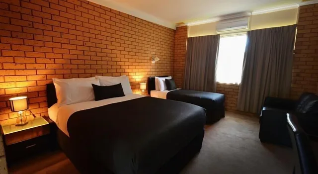 غرفة بسرير كوين وسرير فردي، Avondel Motor Inn Benalla 1/4