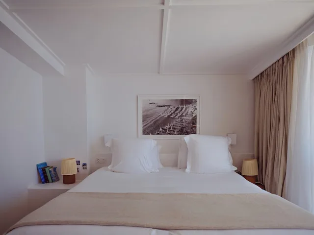 جناح عائلي بسريرين مزدوجين بإطلالة على البحر مع أريكة، Hotel Les Roches Rouges 1/7