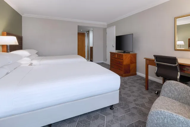 غرفة ديلوكس رباعية بسريرين مزدوجين، Delta Hotels By Marriott Heathrow Windsor 1/5