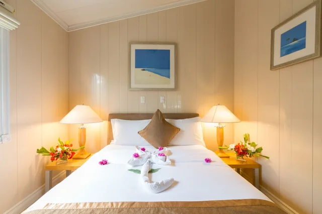 كوخ كلاسيكي بسرير كوين وسريرين منفصلين بإطلالة على الحديقة بغرفتي نوم مع أريكة، Kokomo Botanical Resort 4/6