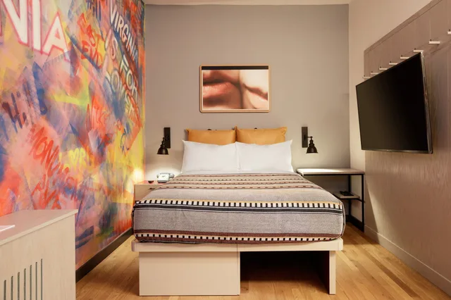 Loft, Single Bed, Moxy Richmond Downtown 2/4