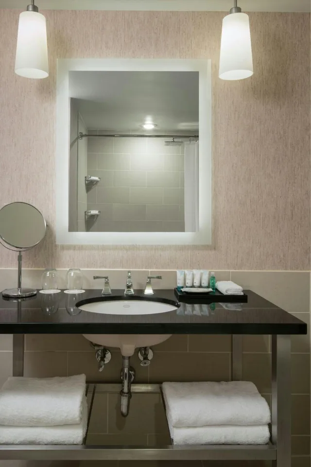 غرفة بسرير كينج في طابق مرتفع، The Westin Tysons Corner 5/5