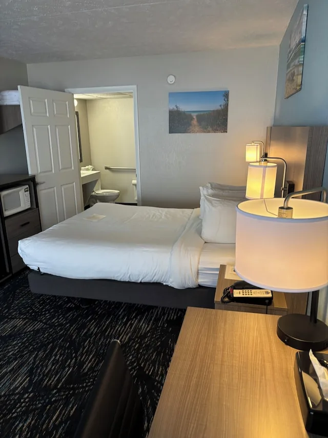 Room, Queen Bed, Building 2, Accessible, Baymont by Wyndham Petoskey 4/6