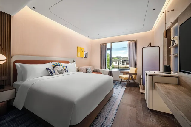 Standard, King Bed, voco Xitang by IHG 1/3