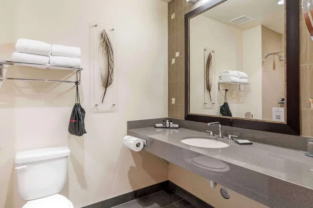 غرفة قياسية بسريرين كوين بإطلالة على الحديقة، Best Western Premier Boulder Falls Inn 6/7