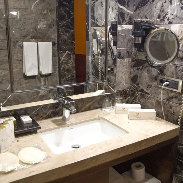 غرفة قياسية بسرير مزدوج أو سريرين منفصلين، Gold Majesty Hotel 5/5