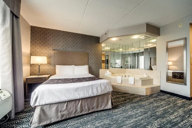 جناح بسرير كينج وسرير كوين بحوض جاكوزي، Monte Carlo Inn Brampton Suites 2/10