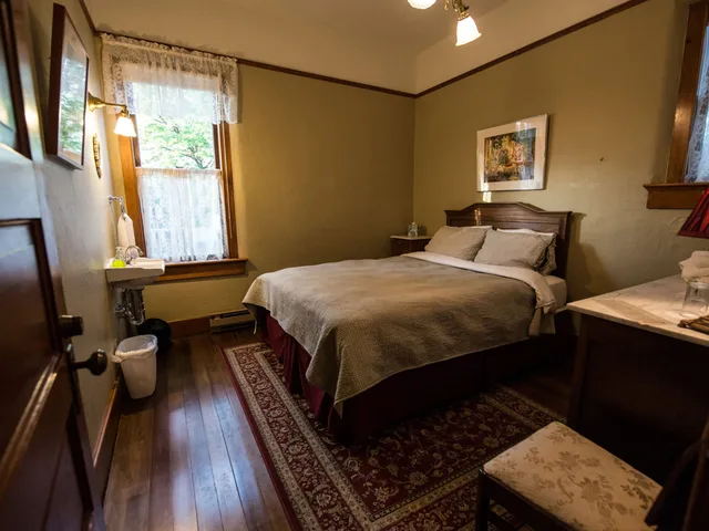 Traditional, Queen Bed, Shared Bathroom, Balch Hotel 2/10