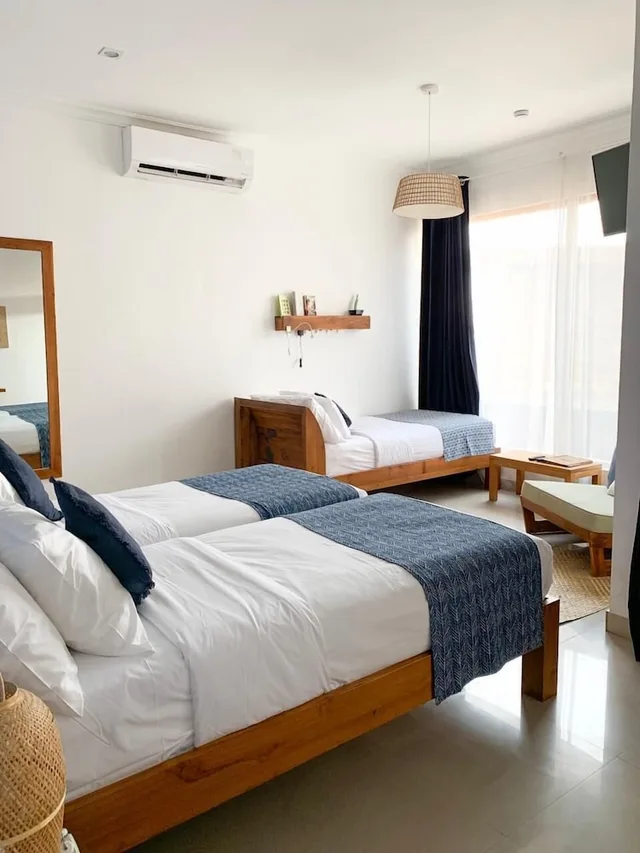 غرفة ثلاثية بسرير كينج وسرير فردي بإطلالة جزئية على البحر، Pesona Beach Resort Spa 4/8