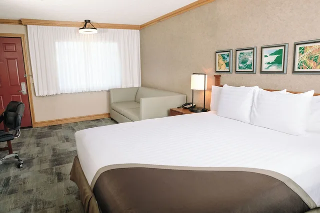 غرفة قياسية بسرير كينج مع أريكة، Cavalier Oceanfront Resort 1/6