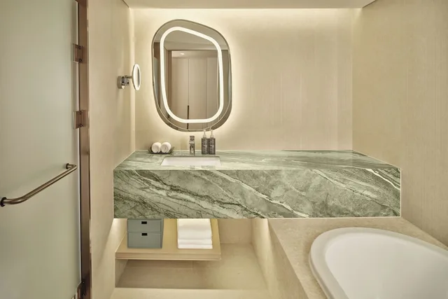 غرفة بسرير كينج مع دخول صالة النادي، The Westin Seoul Parnas 7/8