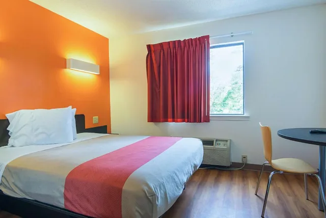 غرفة بسرير كوين لغير المدخنين بمطبخ، Motel6 Jonesboro, GA 1/10