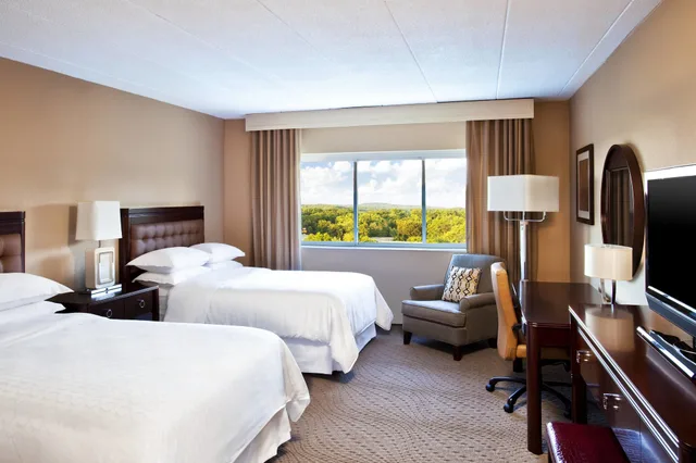 غرفة تقليدية بسريرين كوين، Sheraton Framingham Hotel Conference Center 6/10