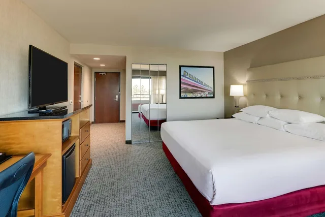 غرفة بسرير كينج بشرفة في طابق مرتفع، Drury Inn And Suites Phoenix Airport 1/7