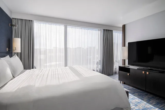 City, Eiffel View, Terrace، Renaissance Paris Arc de Triomphe Hotel 5/10