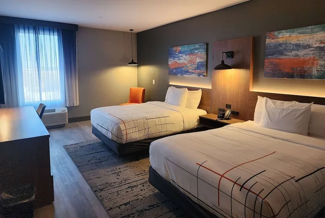 غرفة بسريرين كوين لذوي الإعاقة، La Quinta Inn and Suites by Wyndham Del Rio 1/3