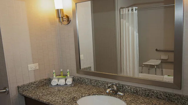 جناح بسرير كينج مع أريكة، Holiday Inn Express Hotel And Suites Wichita Northeast 3/5