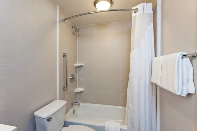غرفة قياسية بسريرين مزدوجين، Holiday Inn Long Beach Airport 5/5