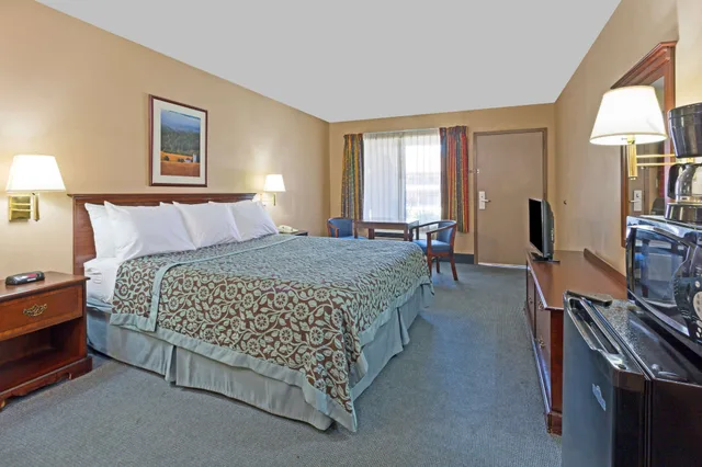 غرفة قياسية بسرير كينج، Days Inn by Wyndham Fontana / Rialto 6/10