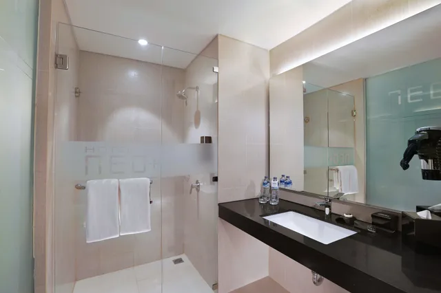 غرفة ديلوكس بسرير كينج بشرفة، Hotel Neo Kuta Legian 3/3
