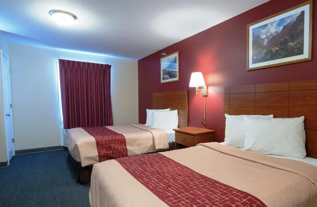 جناح بسريرين مزدوجين بمطبخ صغير لذوي الإعاقة، Red Roof Inn And Suites Dickinson 1/8