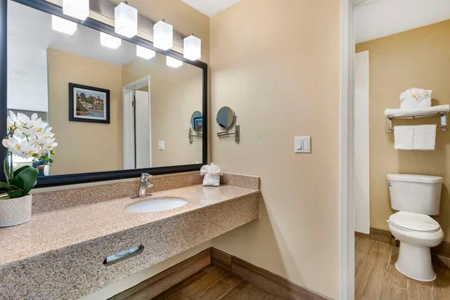 جناح بسرير كينج بشرفة بمطبخ صغير، Best Western Plus Heritage Inn 4/4